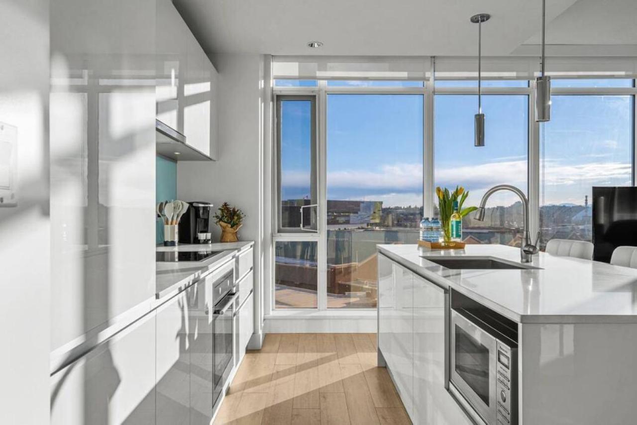 Luxury On The 9th Floor Near Stampede, Complimentary Wine, 2 Car Ug Parking Appartement Calgary