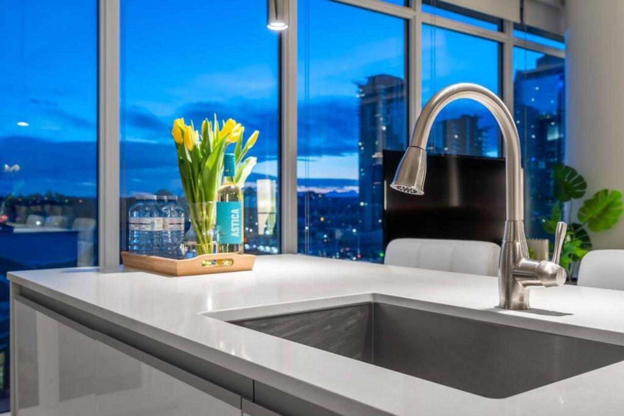 Luxury On The 9th Floor Near Stampede, Complimentary Wine, 2 Car Ug Parking Appartement Calgary
