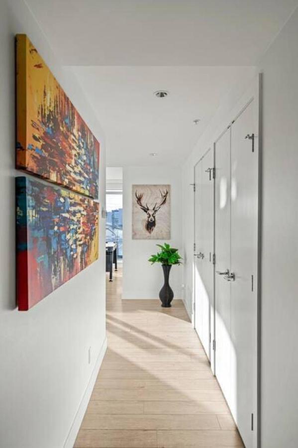 Luxury On The 9th Floor Near Stampede, Complimentary Wine, 2 Car Ug Parking Appartement *