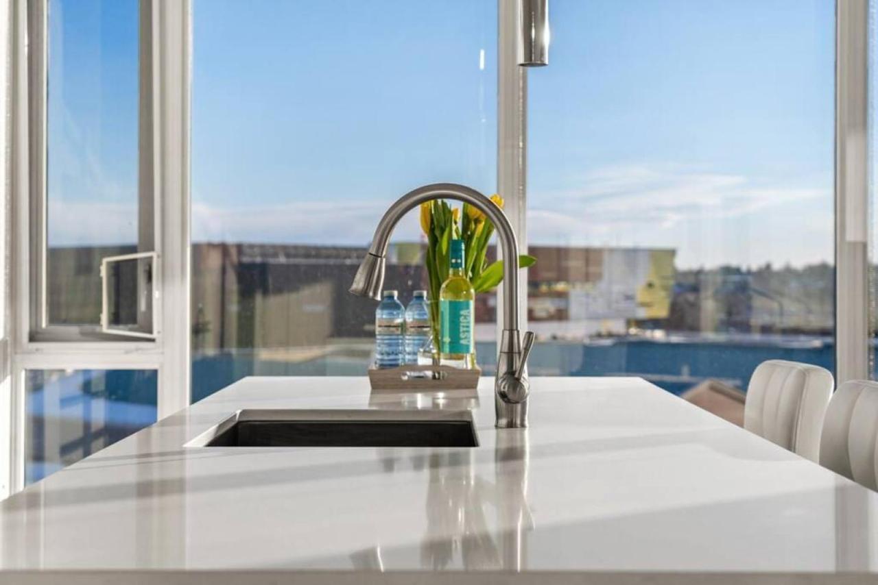 Luxury On The 9th Floor Near Stampede, Complimentary Wine, 2 Car Ug Parking Appartement