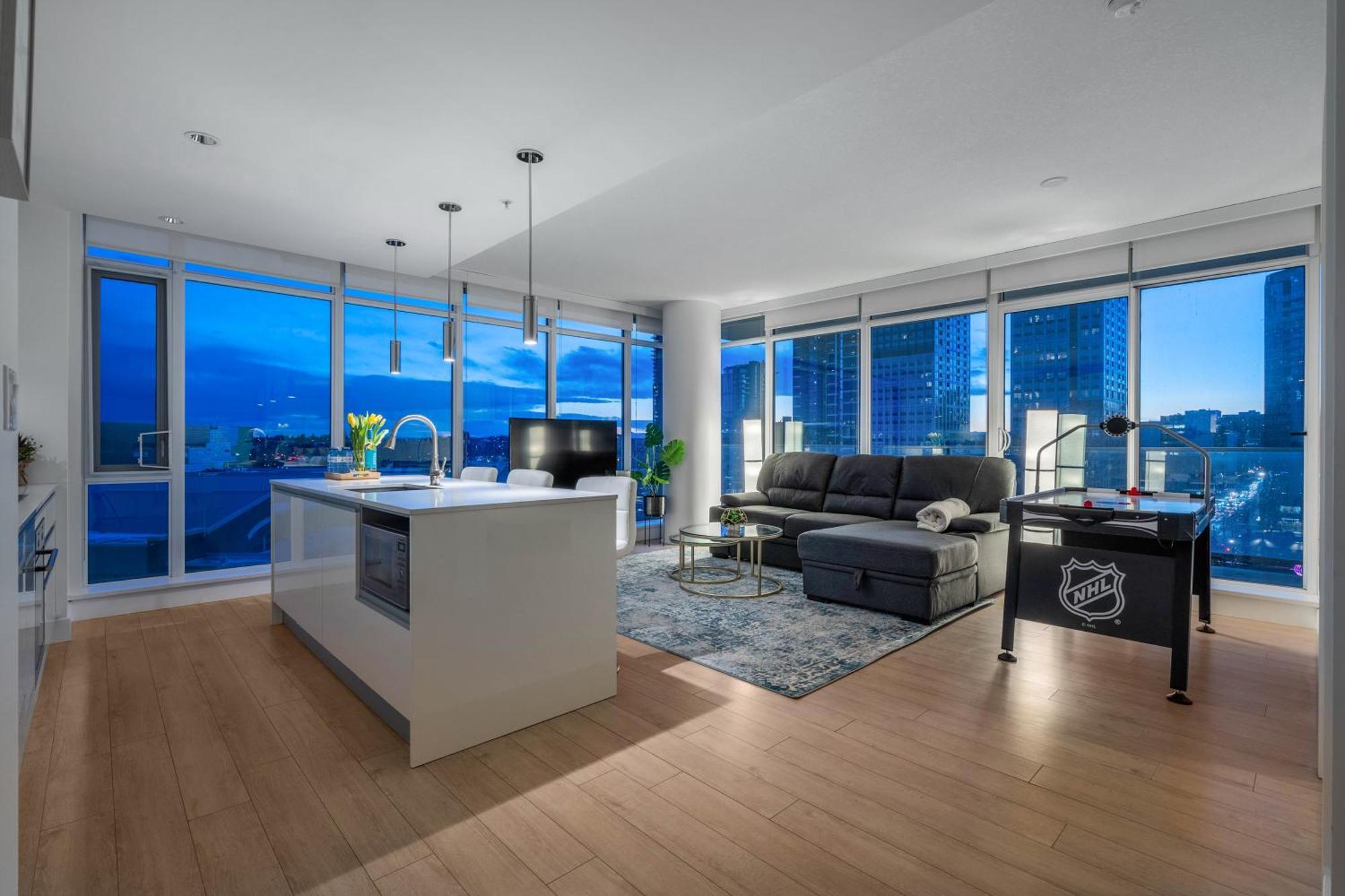 Luxury On The 9th Floor Near Stampede, Complimentary Wine, 2 Car Ug Parking Appartement Calgary
