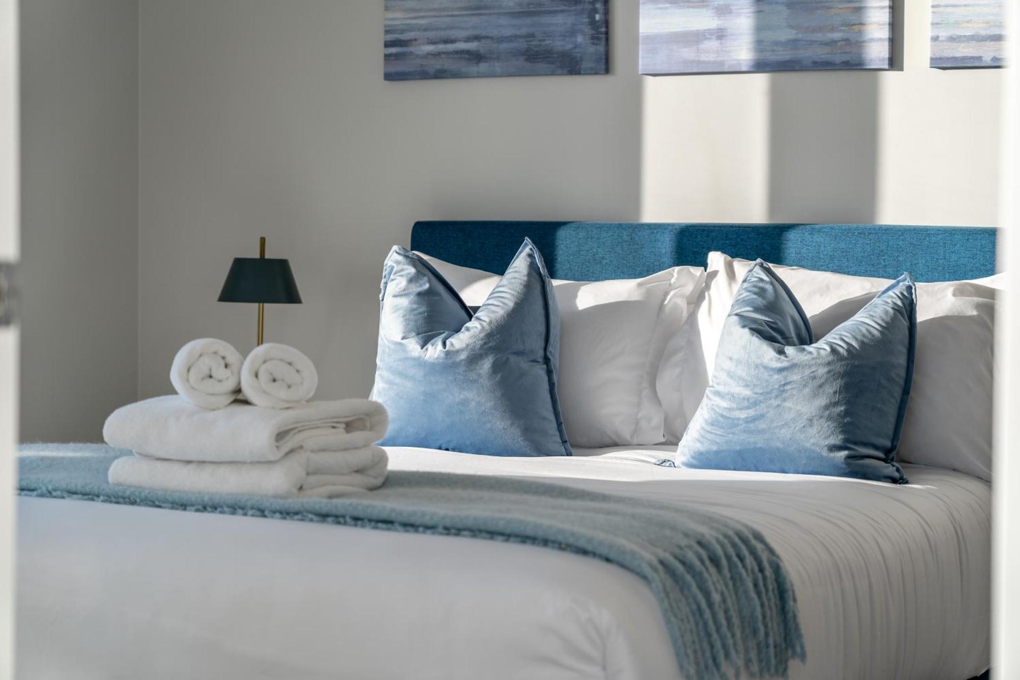 Luxury On The 9th Floor Near Stampede, Complimentary Wine, 2 Car Ug Parking Appartement